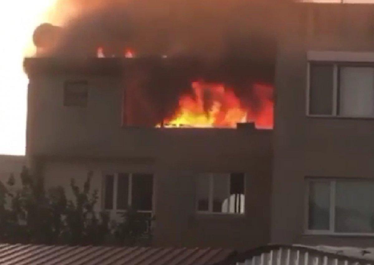İzmir'de 4 katlı binanın çatı katı yandı