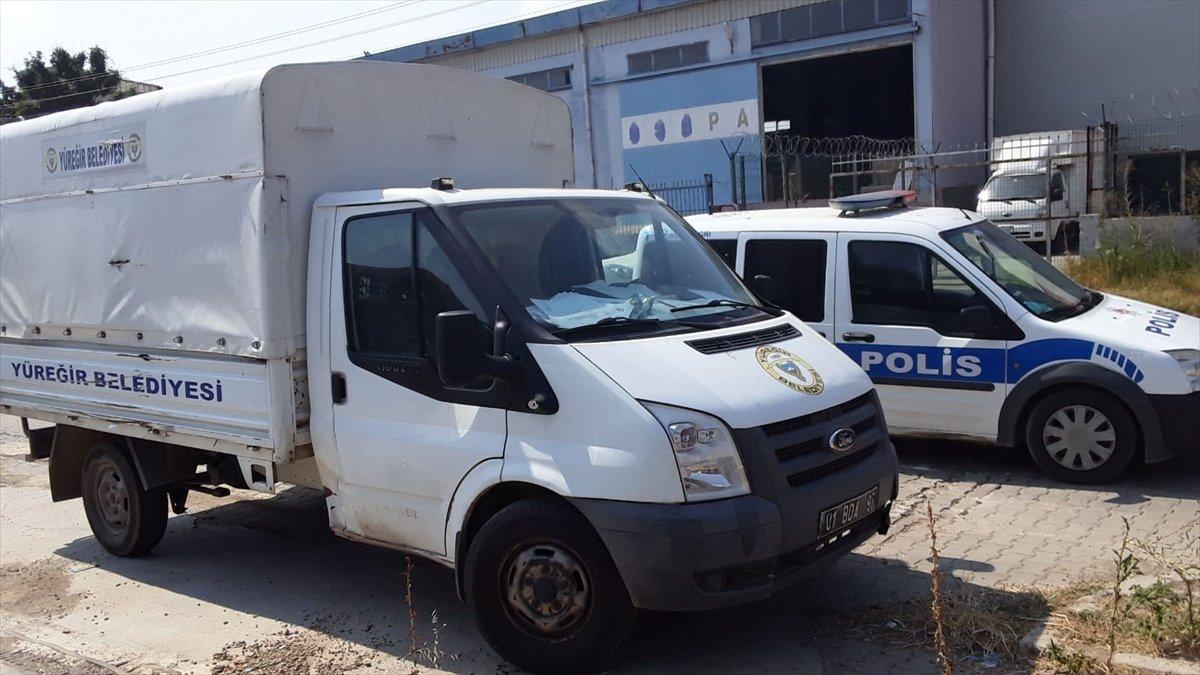 Adana'da yardım kolilerini taşıyan kamyonet çalındı