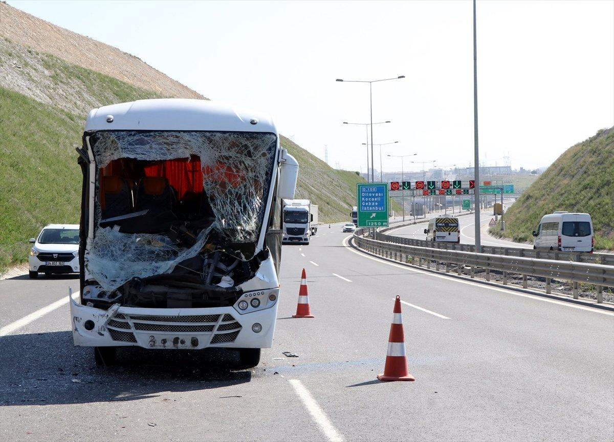 Kocaeli'de işçi servisi ile kamyon çarpıştı: 13 yaralı