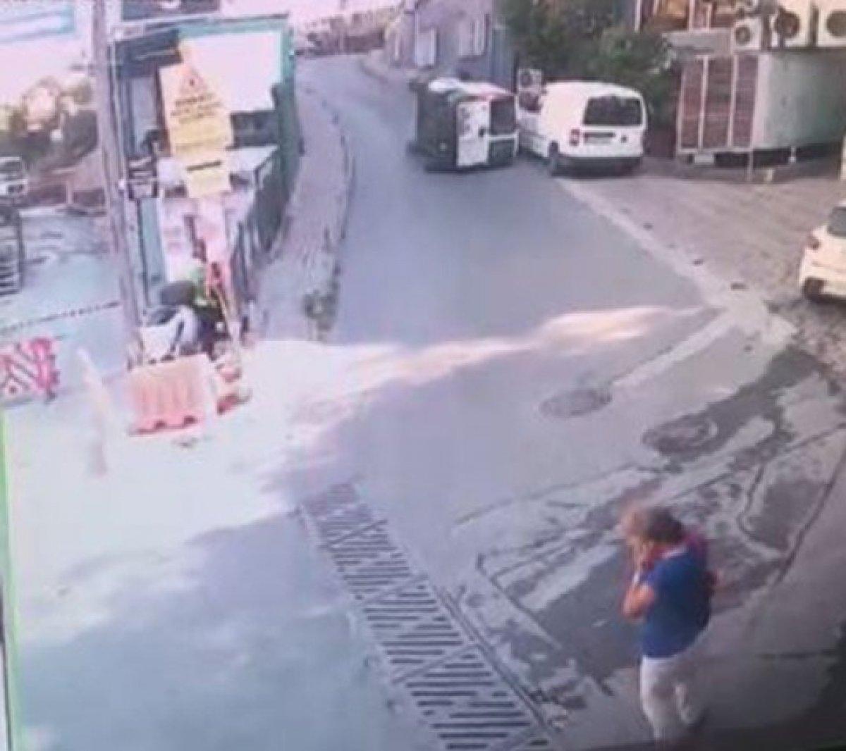 Şişli'de kaldırıma çarpan araç devrildi