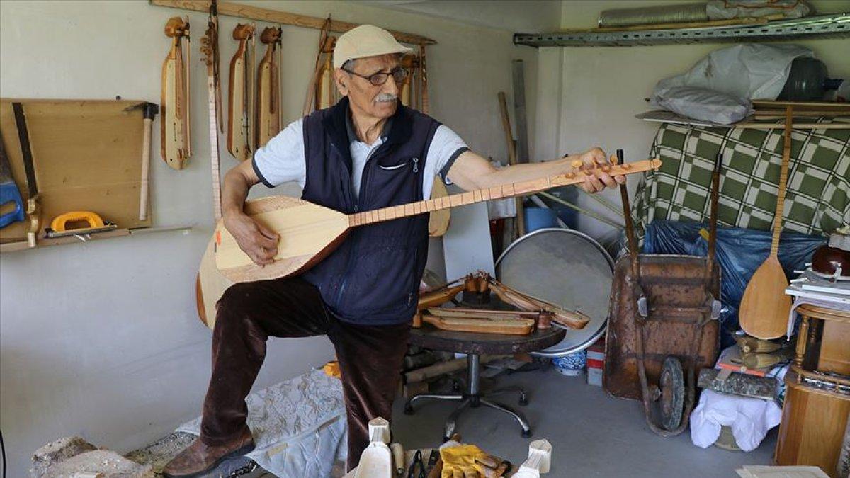 Bolulu emekli öğretmen kemençe ve saz yapıyor