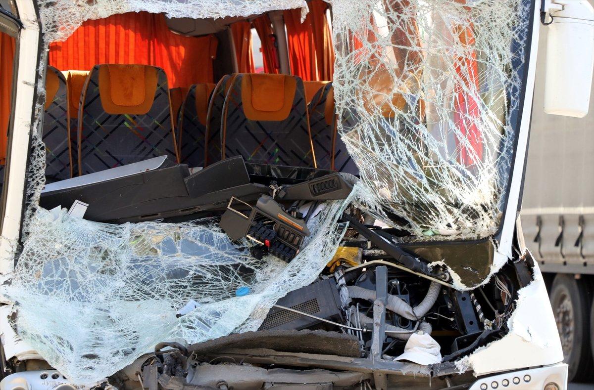 Kocaeli'de işçi servisi ile kamyon çarpıştı: 13 yaralı