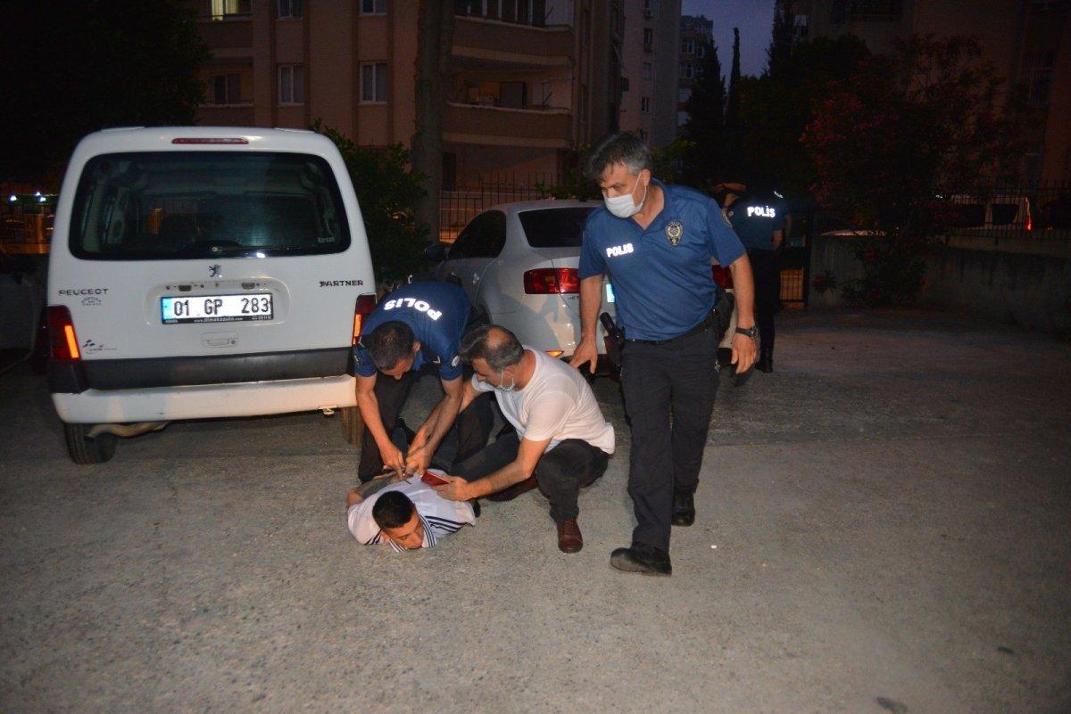 Adana'da çay bayat gelince servis yapan kişiyi vurdu