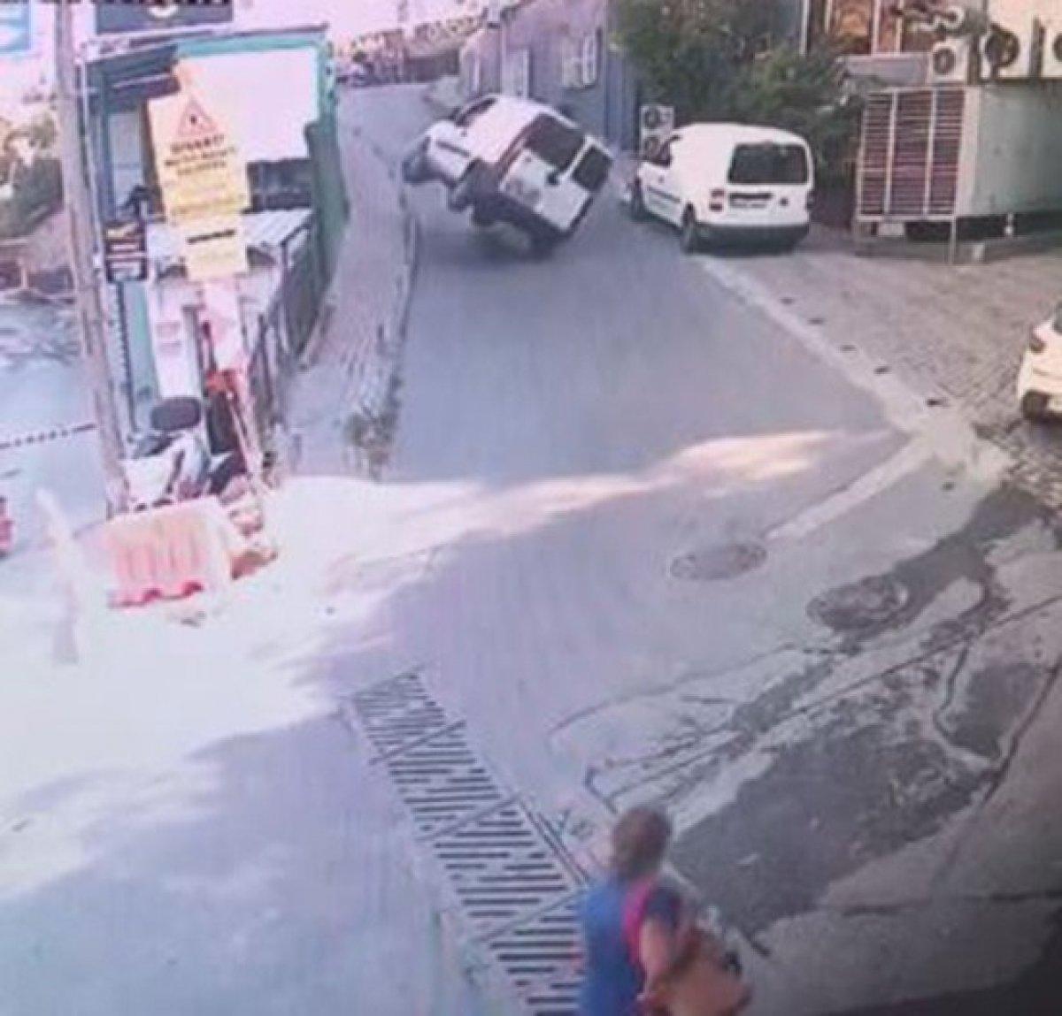 Şişli'de kaldırıma çarpan araç devrildi
