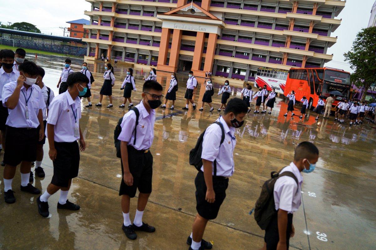 Tayland'da okullar, koronavirüs gölgesinde açıldı