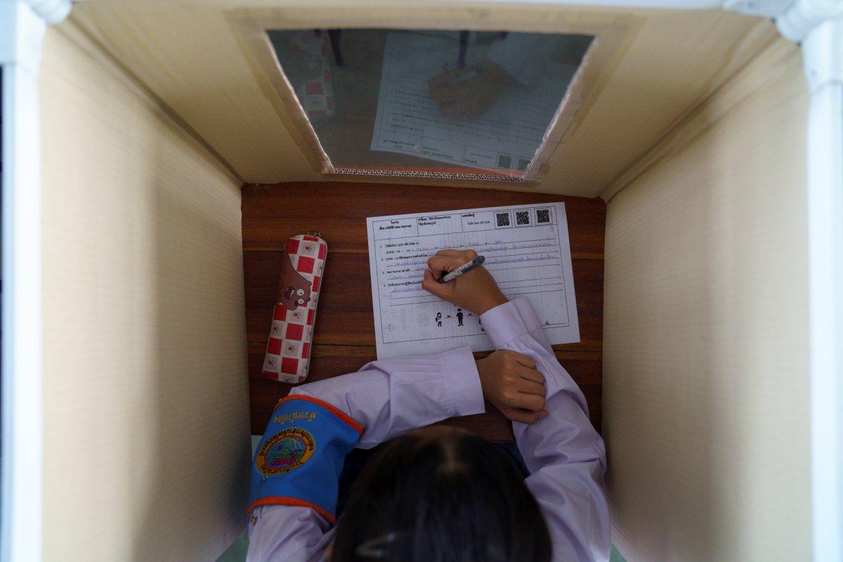 Tayland'da okullar, koronavirüs gölgesinde açıldı