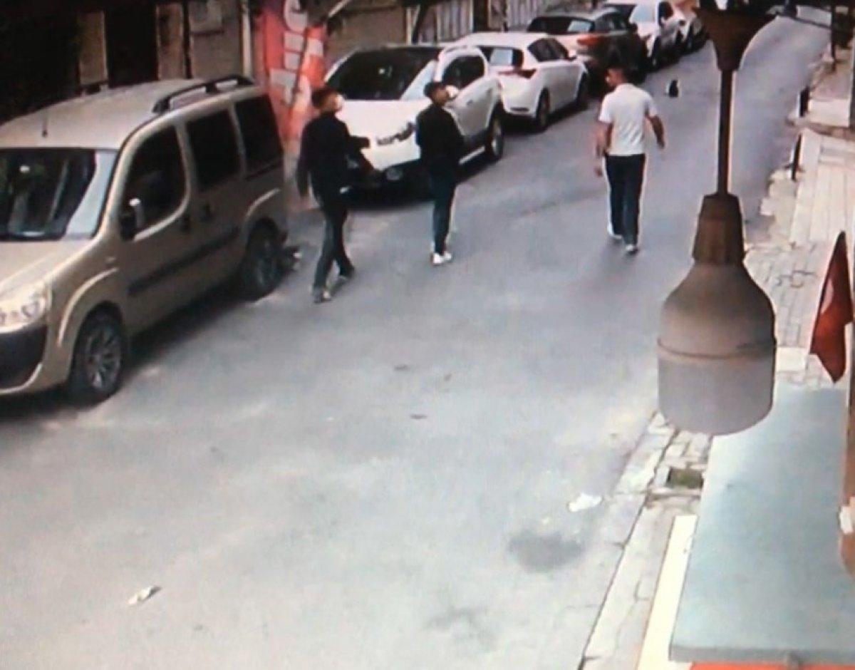 Fatih'te camdan bilgisayar atarak hırsızlık kamerada