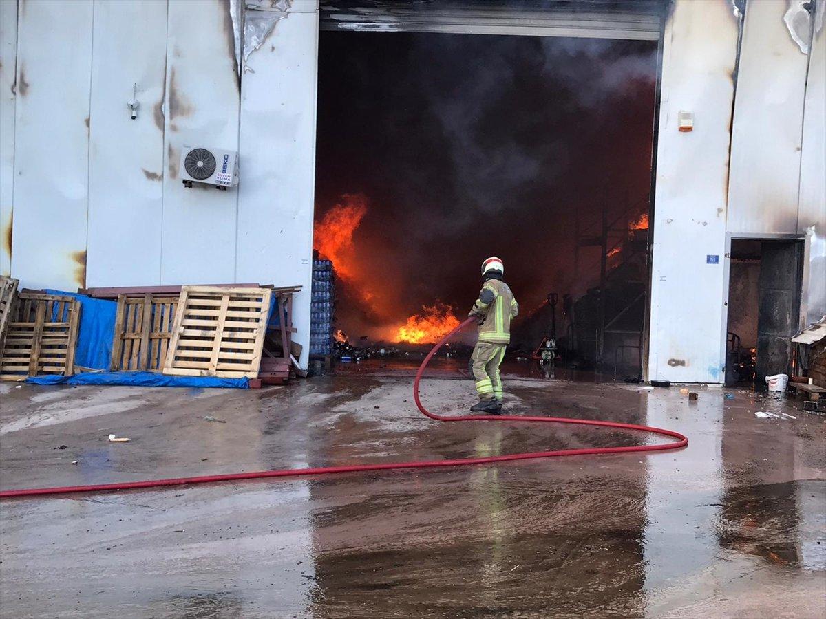 Bursa'da bitişik 3 depoda yangın çıktı