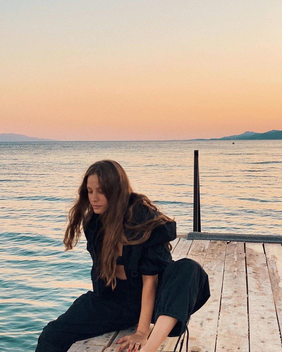 Cem Yılmaz, Seranay Sarıkaya'ya yüzüğü taktı