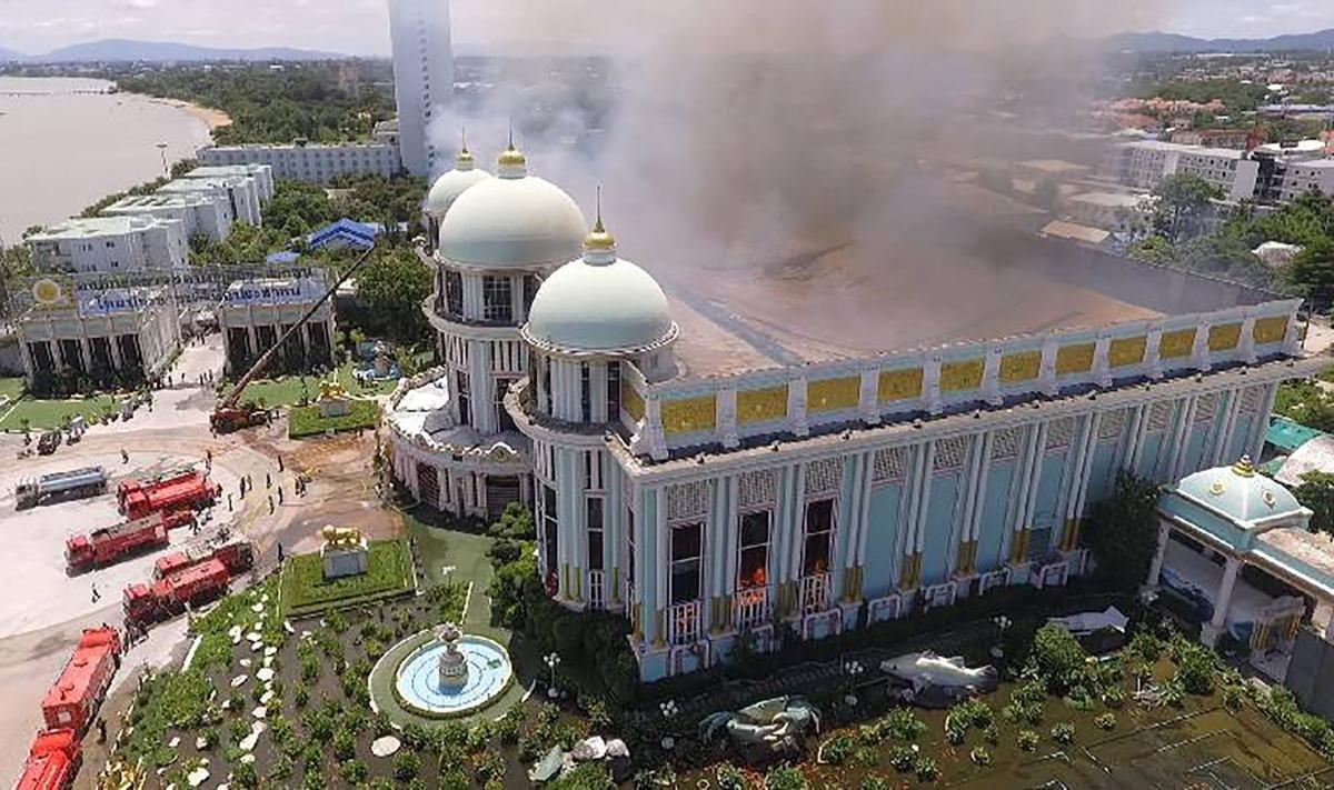 Tayland’da 64 milyon dolarlık saray yandı