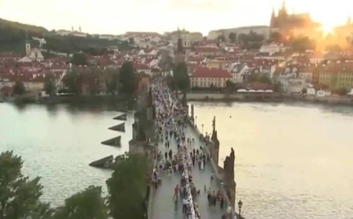 Çekya'da 'koronavirüs bitti' kutlaması