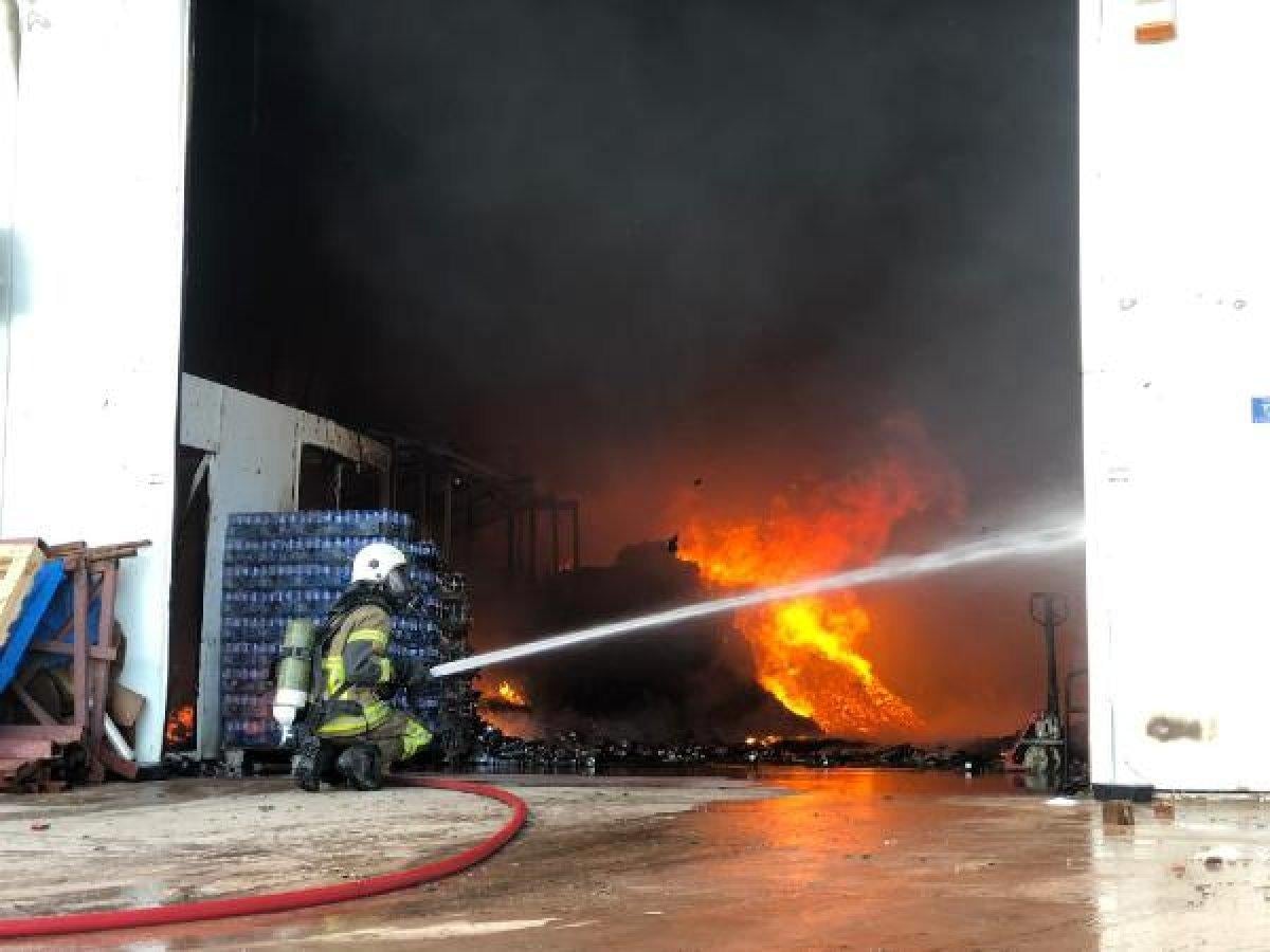 Bursa'da bitişik 3 depoda yangın çıktı