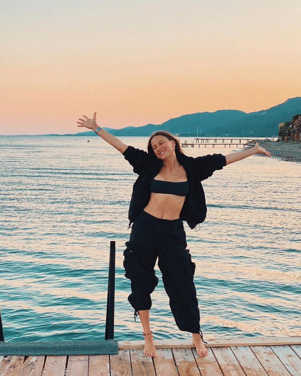 Cem Yılmaz, Seranay Sarıkaya'ya yüzüğü taktı