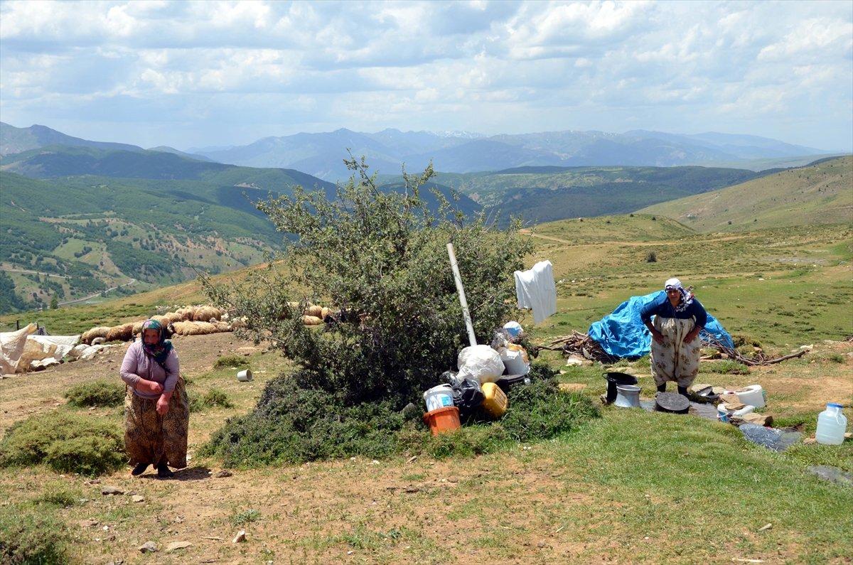 Muşlu kadınlar, yaylalarda ek gelir için çalışıyor