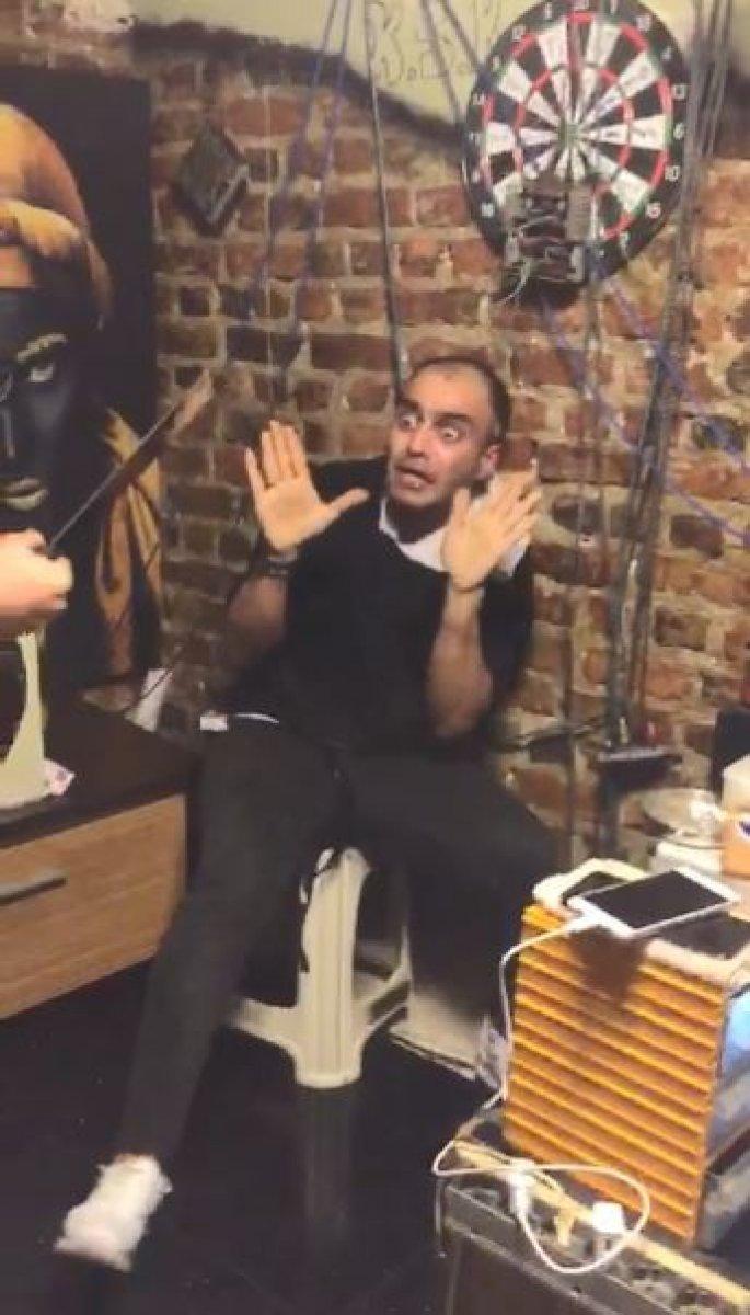 Beyoğlu'nda borcu olan kişiyi satır ve sopayla darbetti