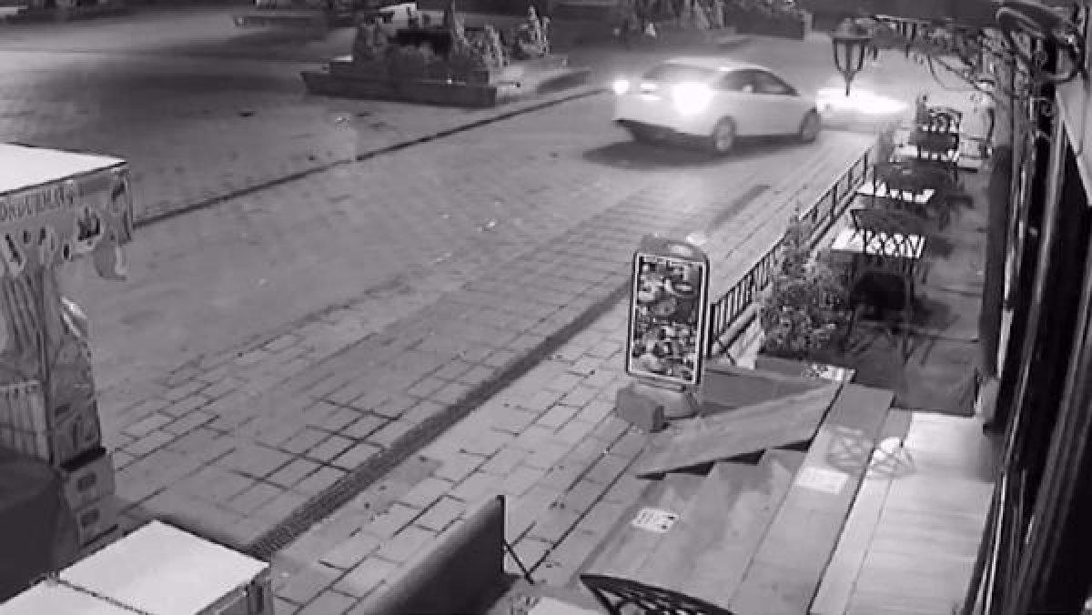 Esenyurt'ta otomobil ile motosiklet çarpıştı