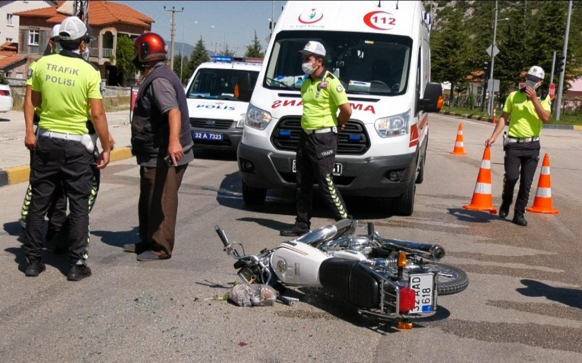Isparta'da, yavaşlayan araca çarpan motosikletli