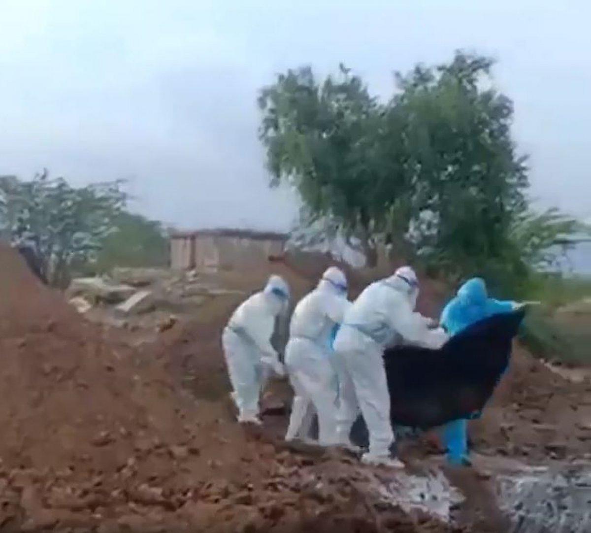 Hindistan'da korona kurbanlarına insanlık dışı muamele