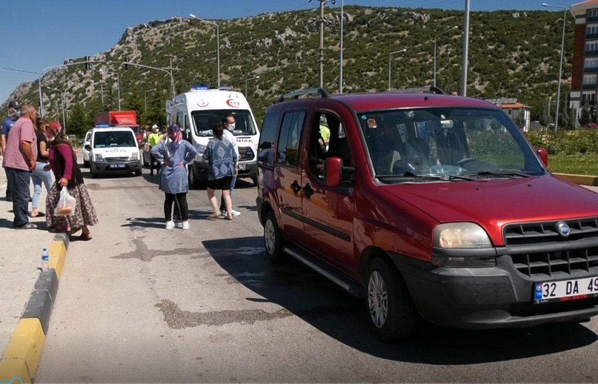 Isparta'da, yavaşlayan araca çarpan motosikletli