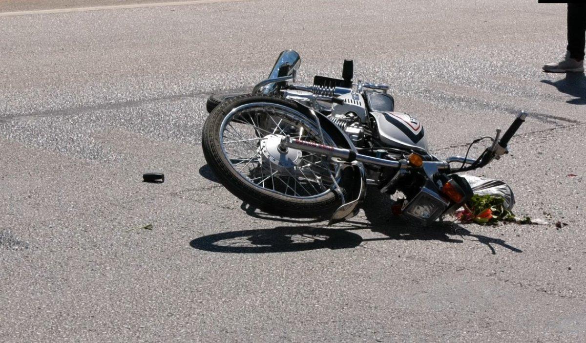 Isparta'da, yavaşlayan araca çarpan motosikletli