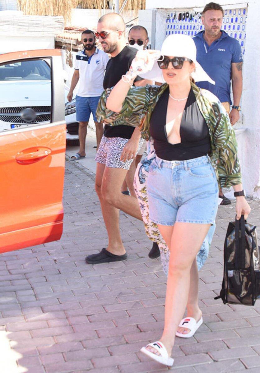 Ezgi Mola, tektaşını gösterdi