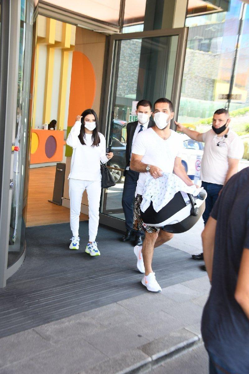 Arda Turan, doğum yapan eşini hastaneden çıkardı