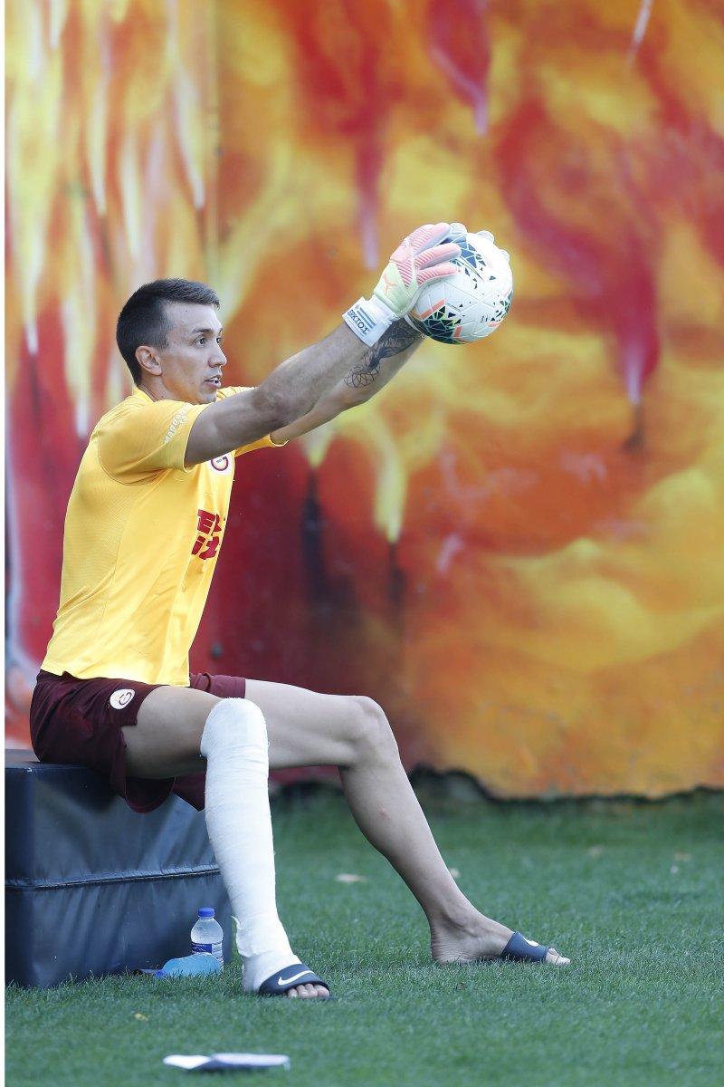 Muslera ayağı alçılı halde idmana çıktı