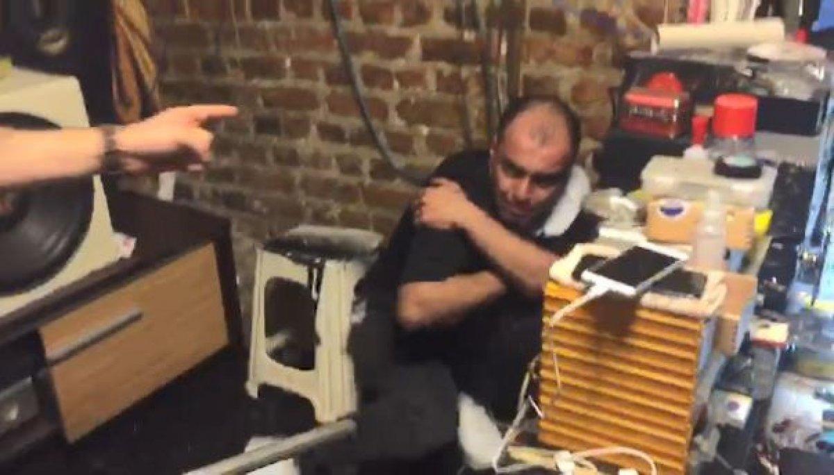 Beyoğlu'nda borcu olan kişiyi satır ve sopayla darbetti