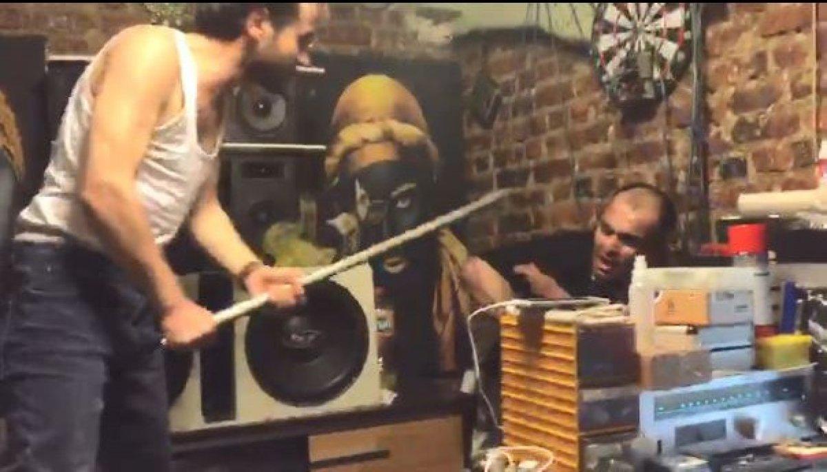 Beyoğlu'nda borcu olan kişiyi satır ve sopayla darbetti