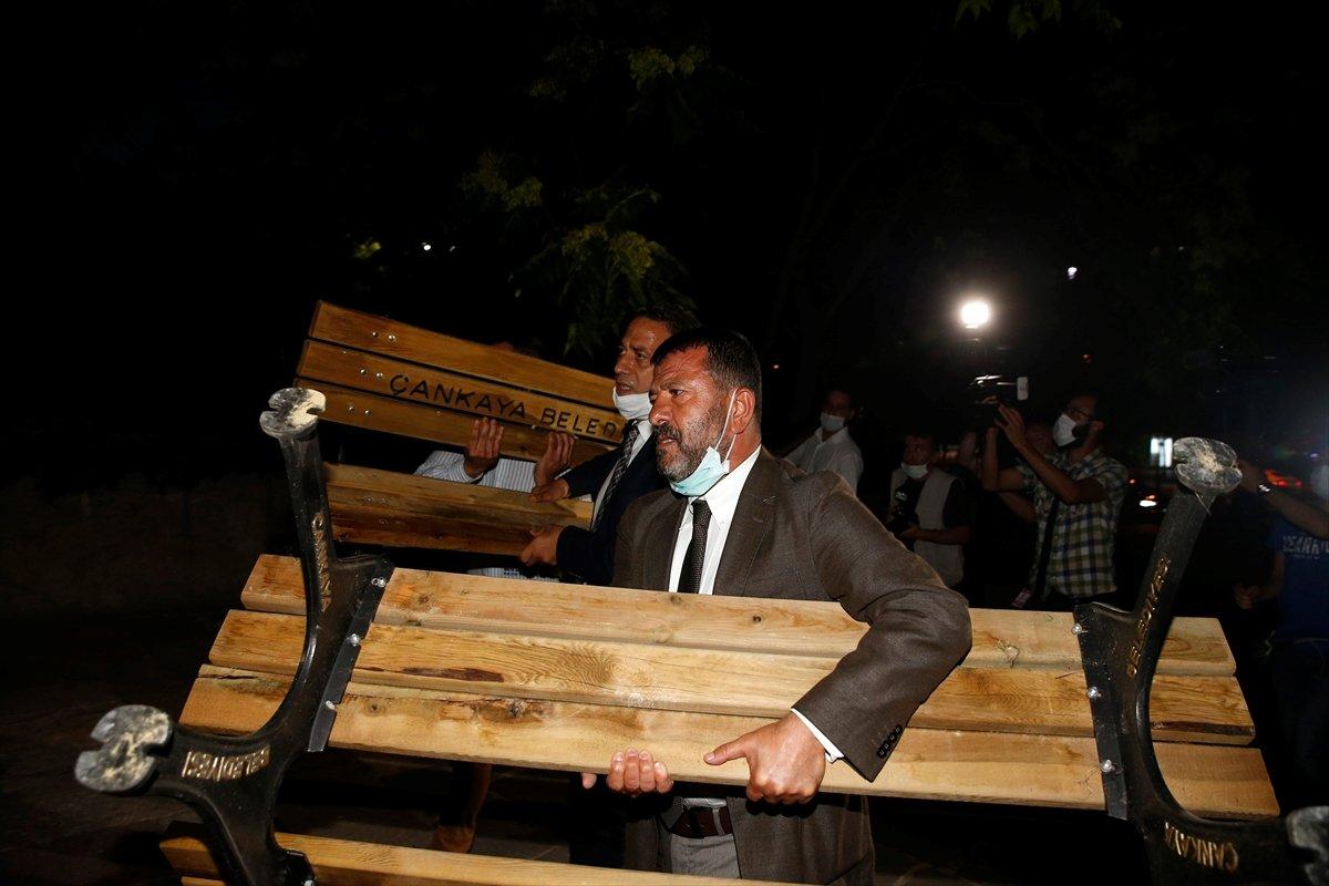 Ankara'da CHP'li vekiller baro eylemine bank taşıdı