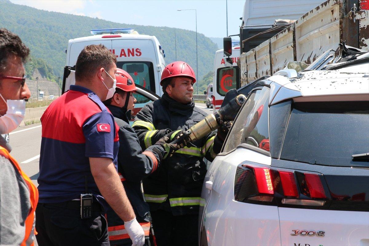 Düzce'de cip tıra çarptı: 2 ölü, 1 yaralı