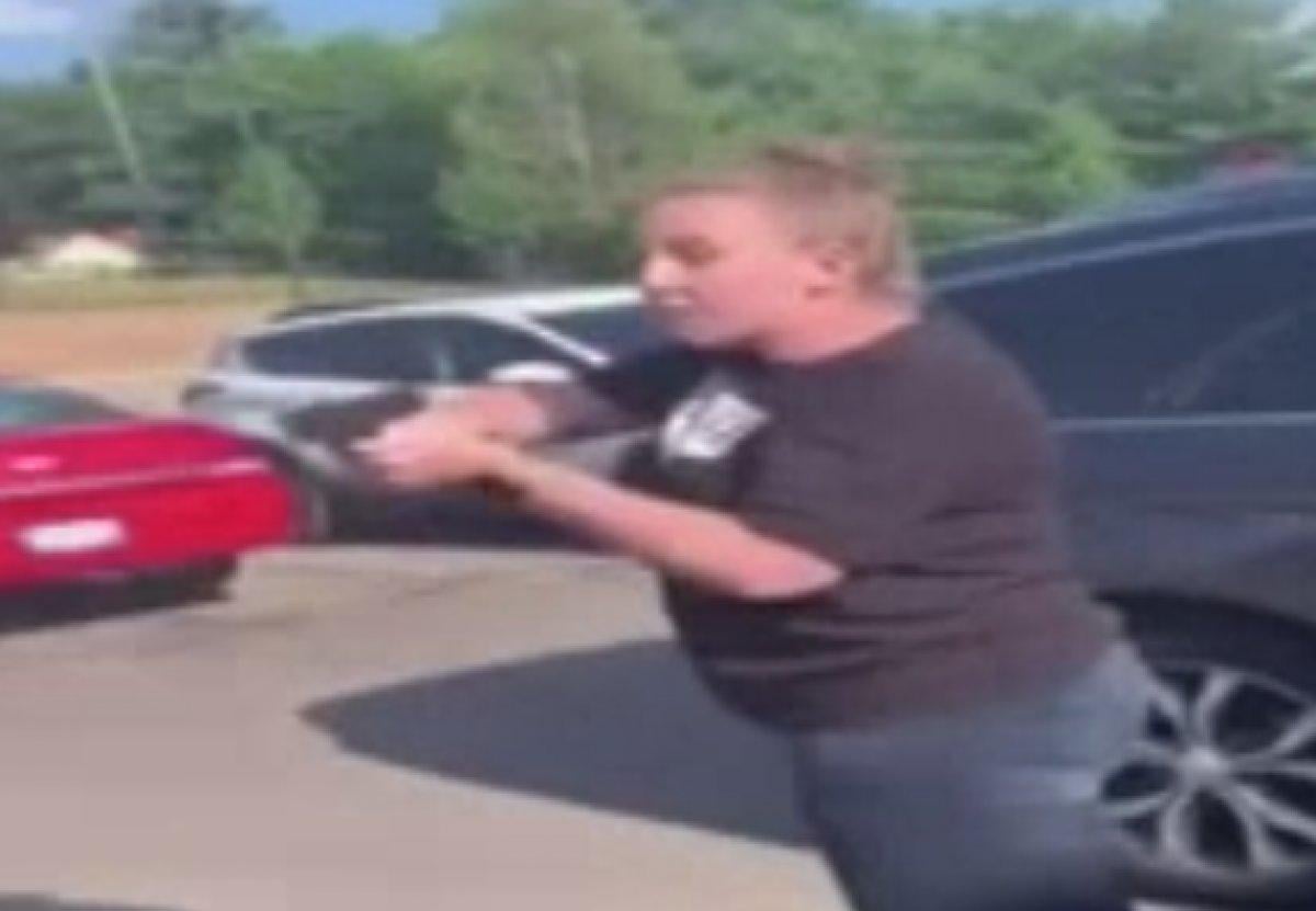 ABD'de bir kişi, siyahi kız ve annesine silah çekti