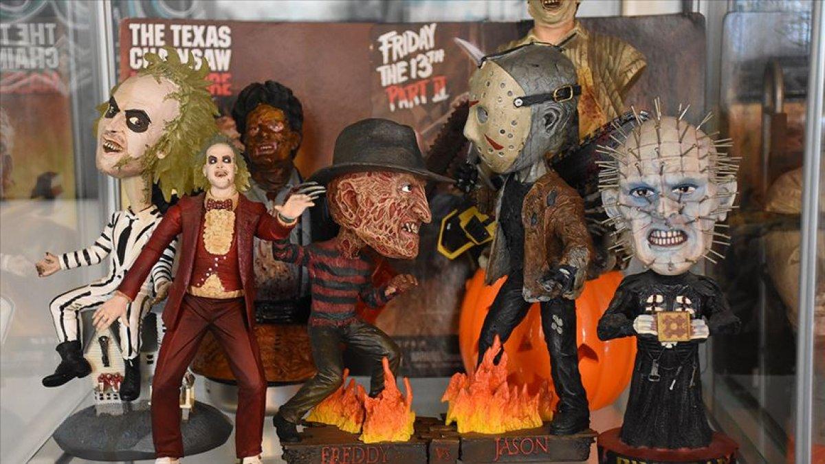 Çocukluğunun korku karakterlerinden koleksiyon yaptı