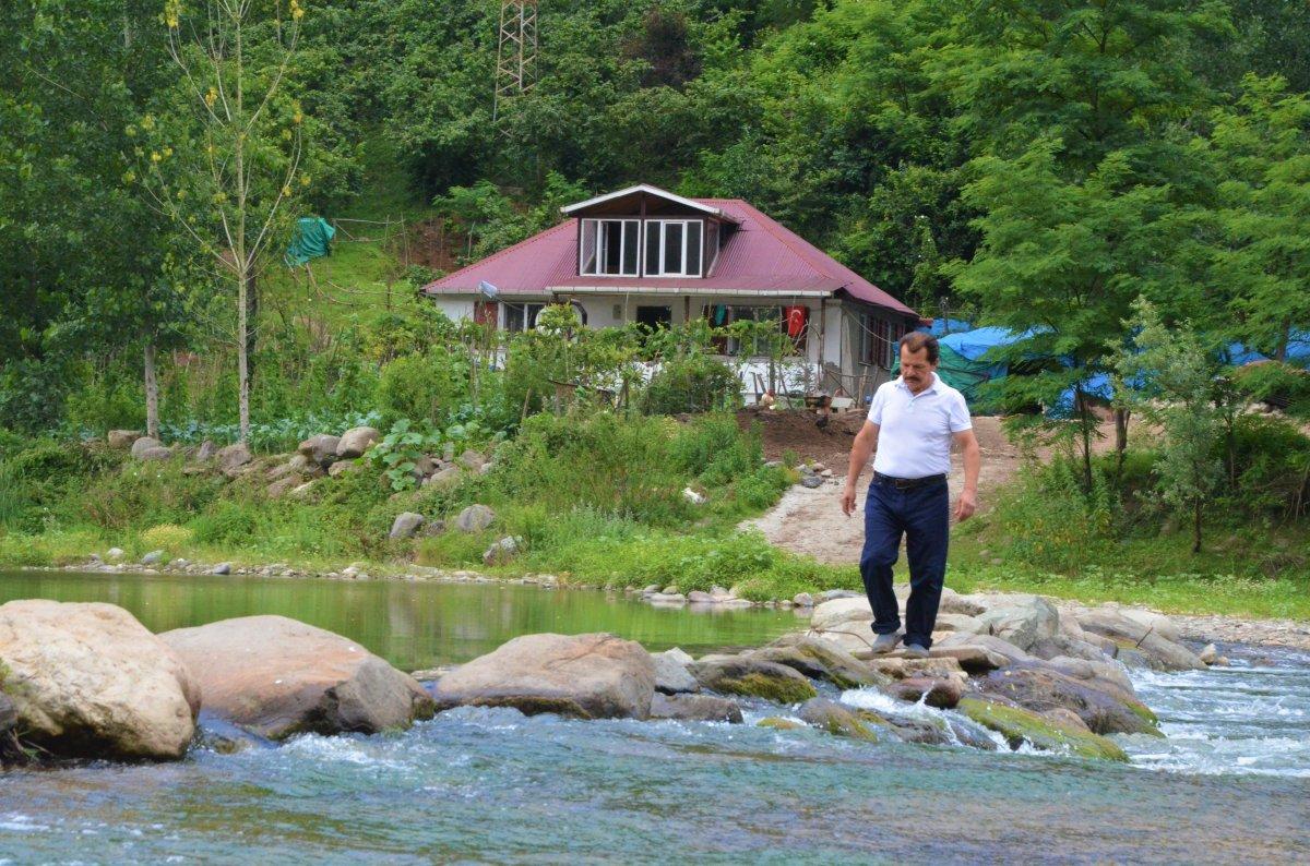 Ordu'da yolu olmayan eve kayalardan yol yaptı