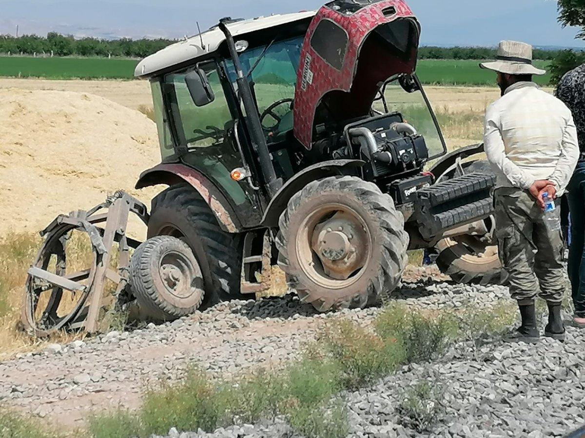 Malatya'da tren, traktöre çarptı: 1 ölü, 2 yaralı