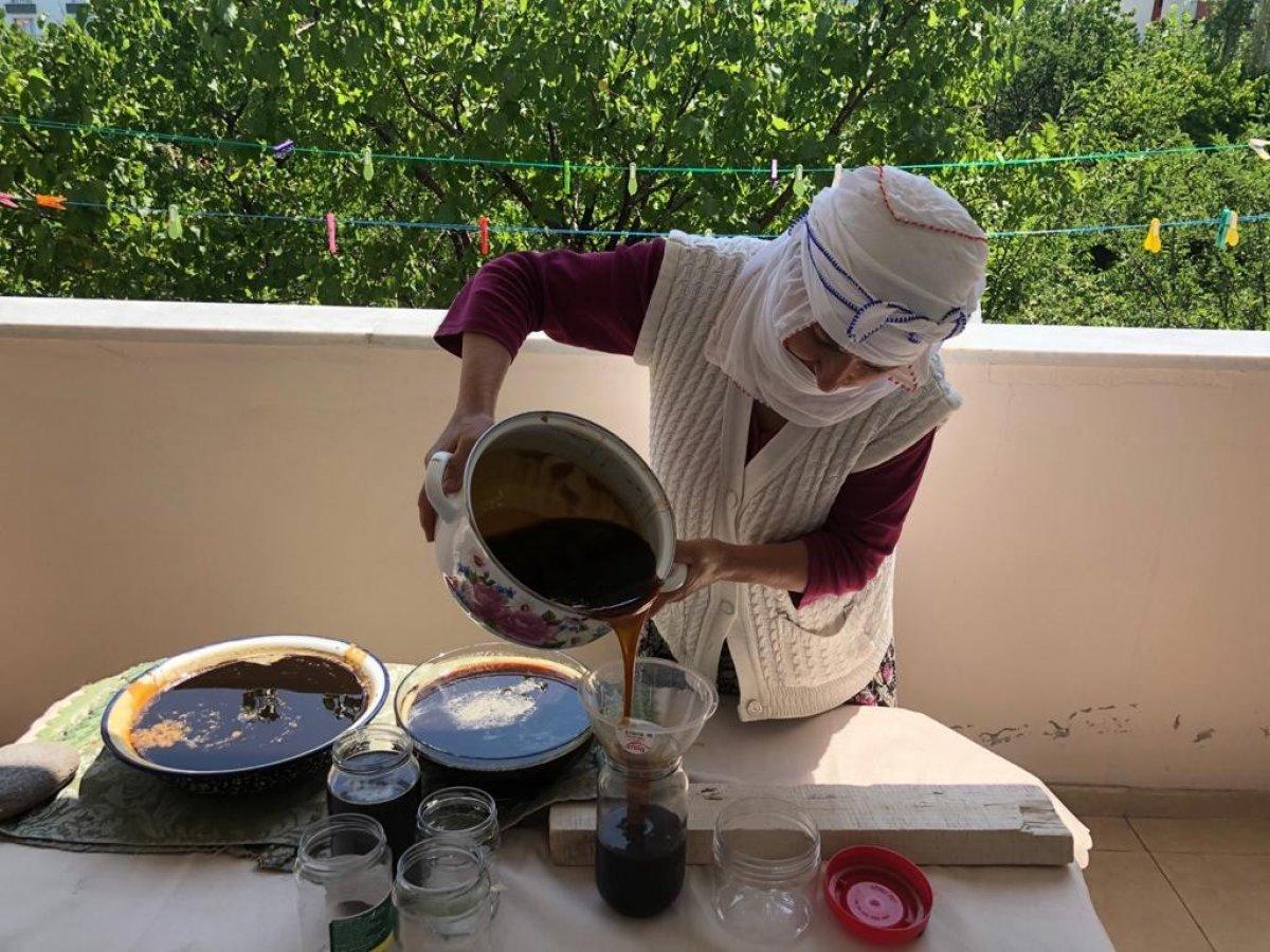 Kars'ta dutların yetişmesiyle pekmez yapımına başlandı