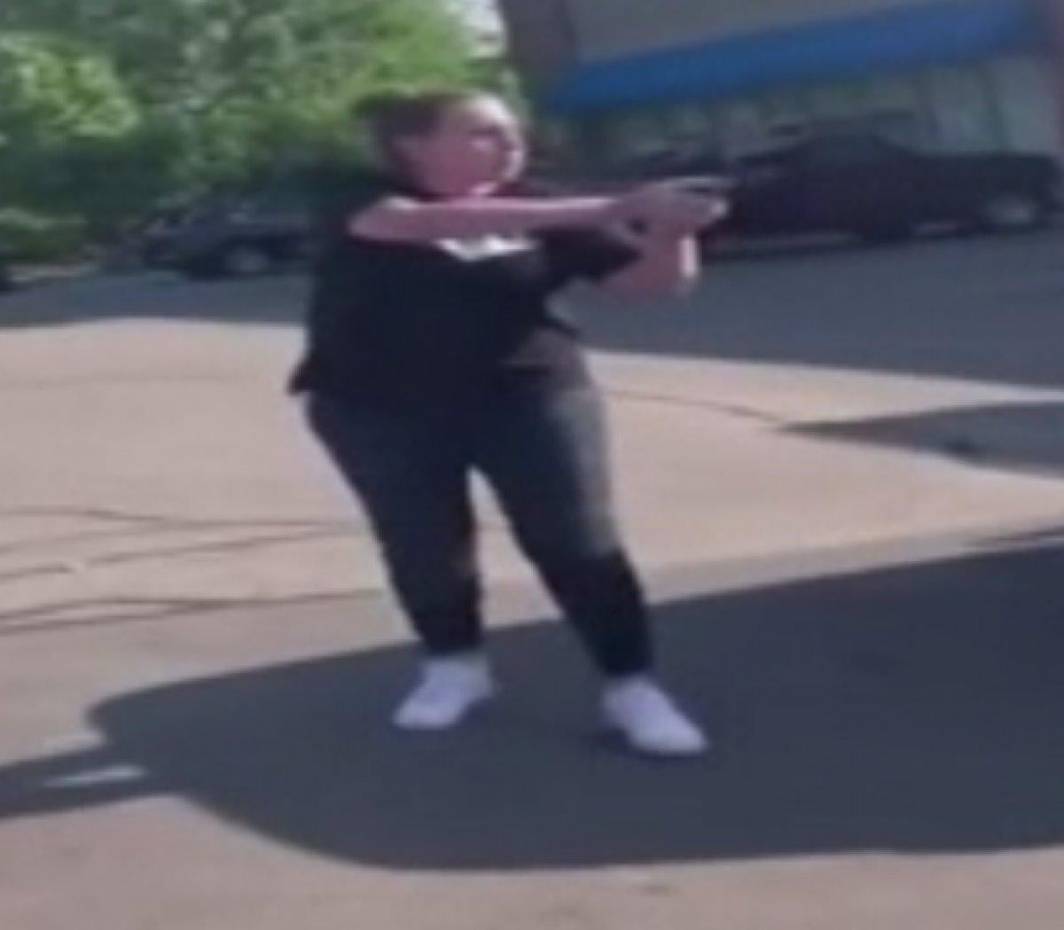 ABD'de bir kişi, siyahi kız ve annesine silah çekti