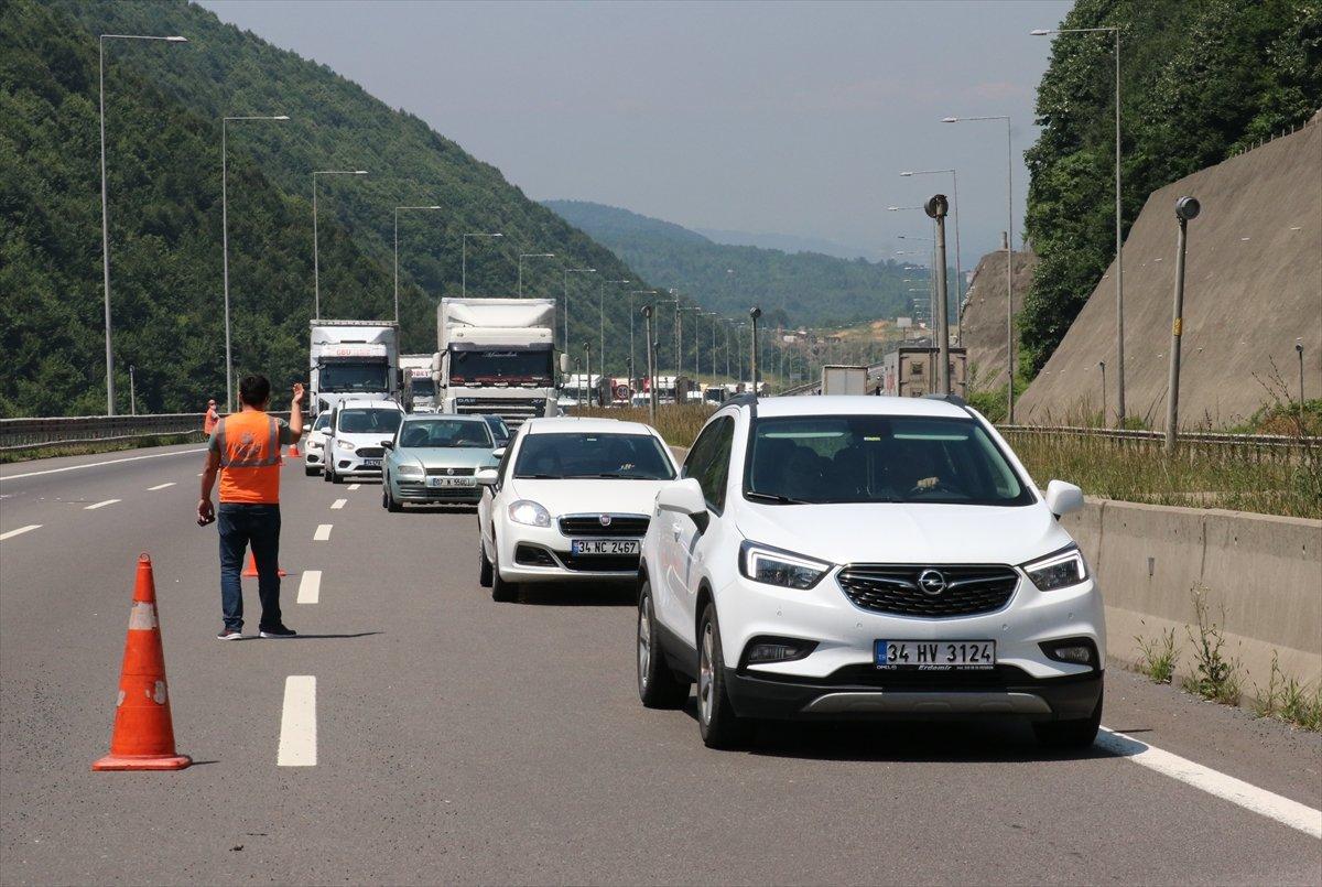 Düzce'de cip tıra çarptı: 2 ölü, 1 yaralı