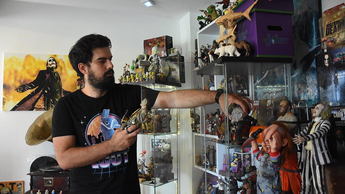 Çocukluğunun korku karakterlerinden koleksiyon yaptı