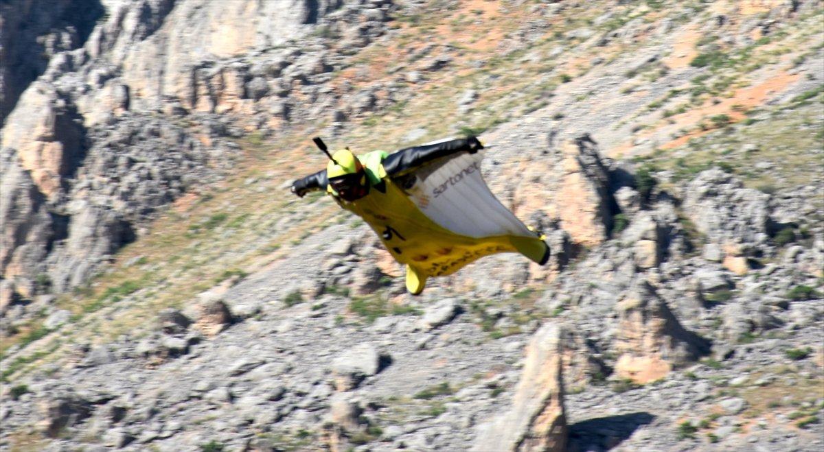 Erzincan'da saatte 200 kilometre hızla yarasa atlayışı