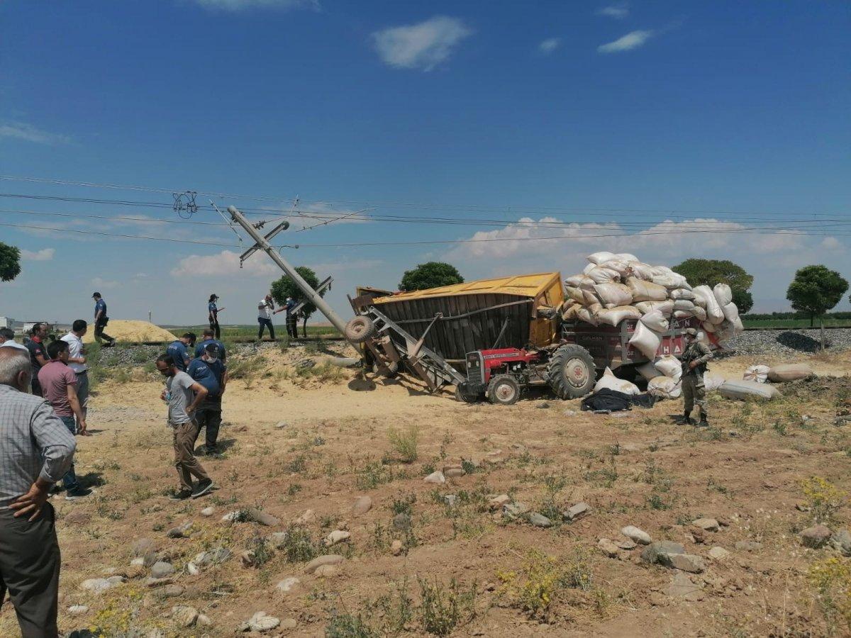 Malatya'da tren, traktöre çarptı: 1 ölü, 2 yaralı