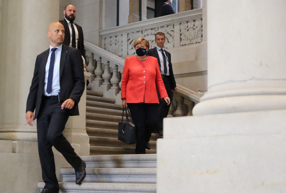 Merkel ilk kez maskeli görüntülendi