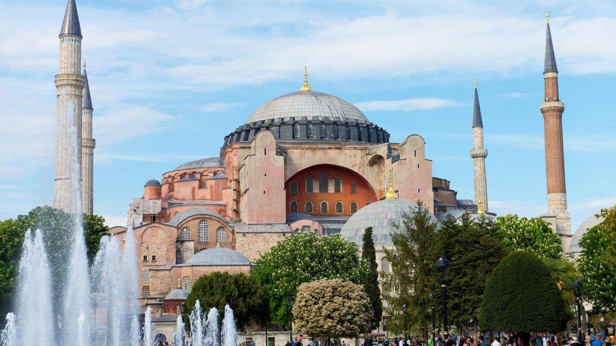 Fransa: Ayasofya herkese açık kalmalı