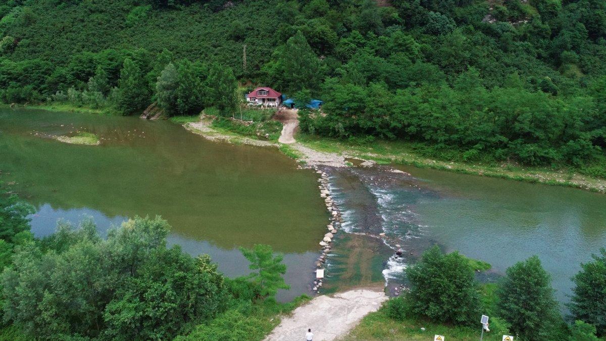 Ordu'da yolu olmayan eve kayalardan yol yaptı