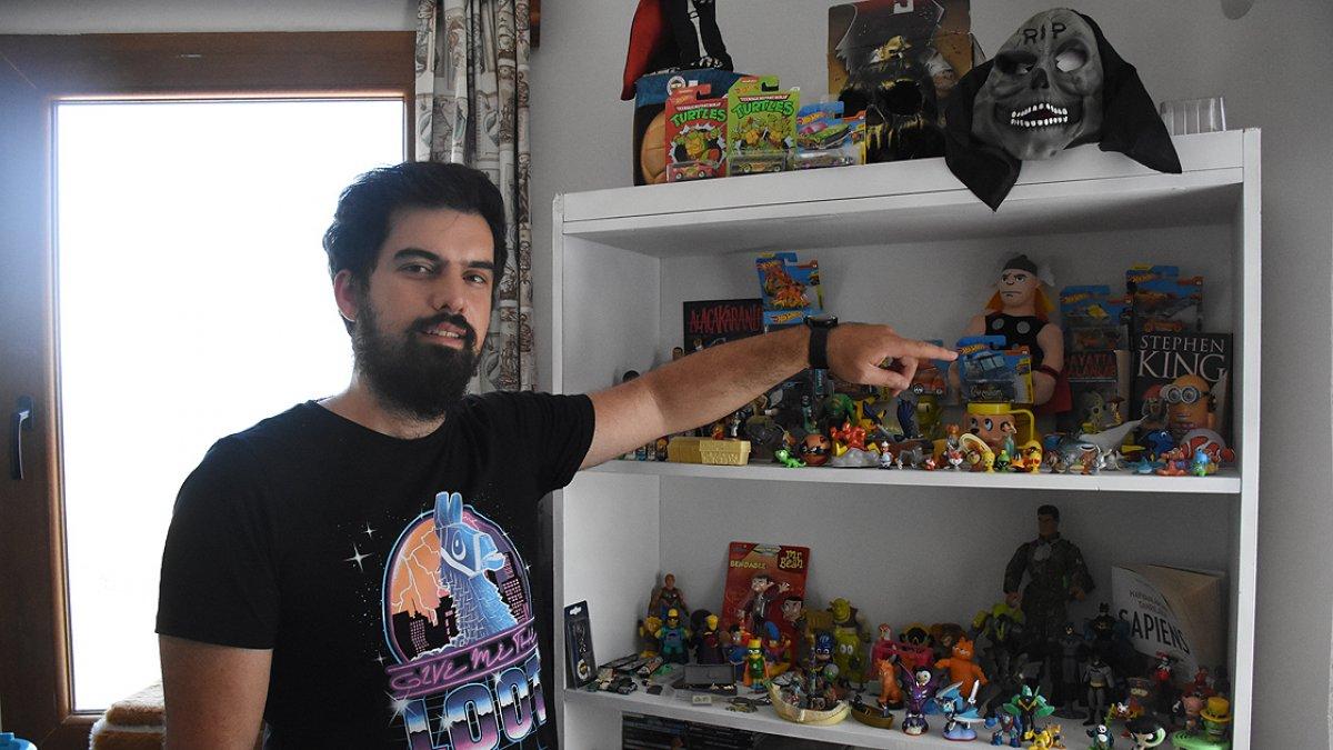 Çocukluğunun korku karakterlerinden koleksiyon yaptı