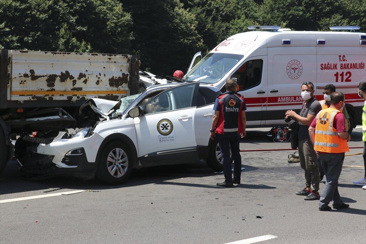 Düzce'de cip tıra çarptı: 2 ölü, 1 yaralı