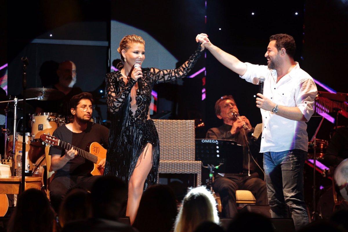 Gülben Ergen 35 kiloluk elbisesiyle sahneye çıktı