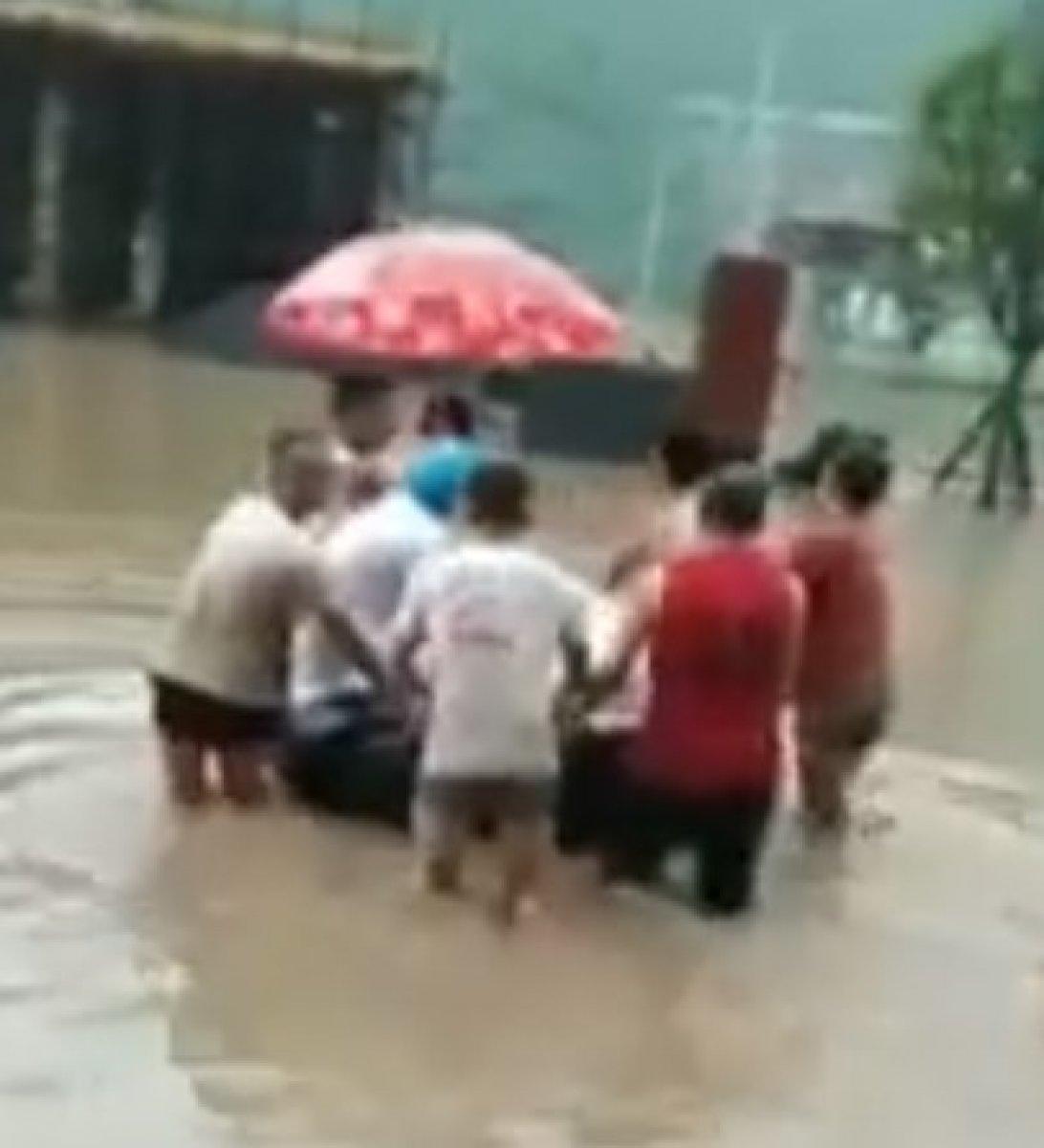 Hamile kadın sel felaketinin ortasında doğurdu