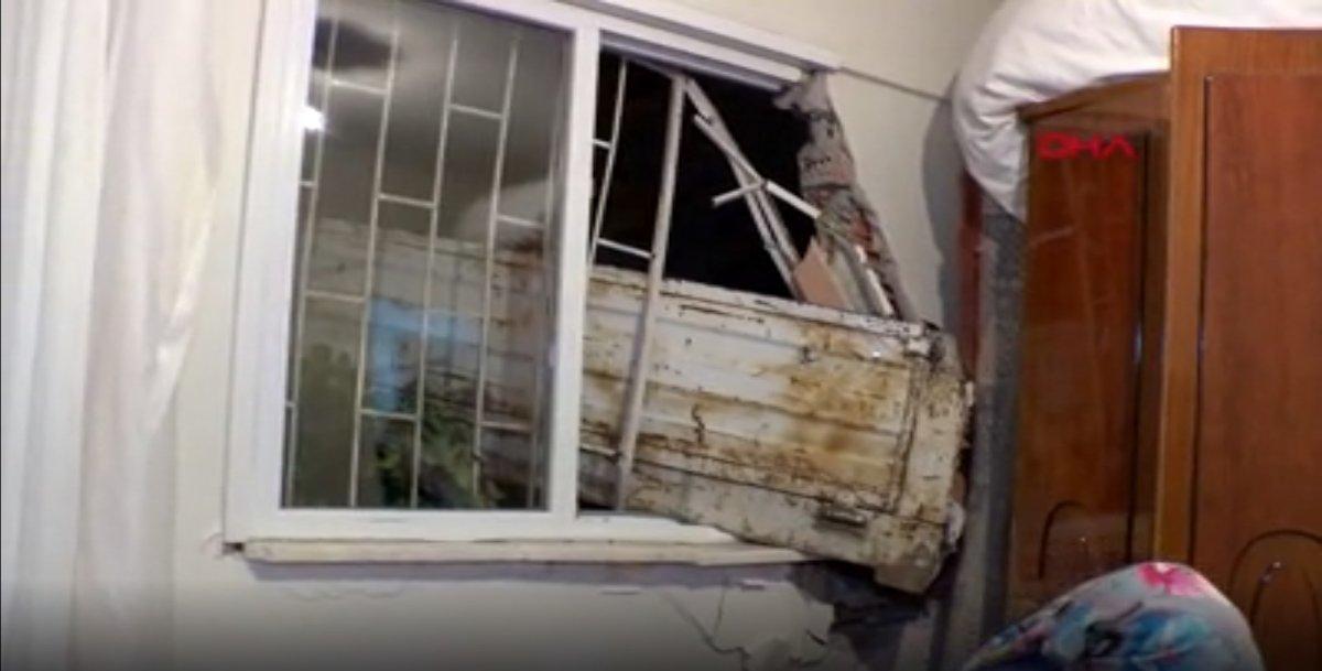 Ataşehir'de bir kamyonet yatak odasına girdi