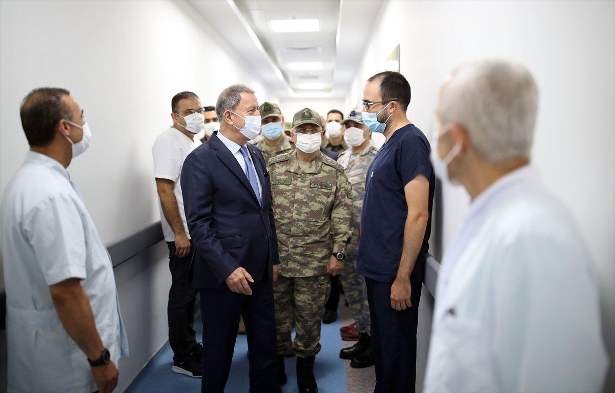 Bakan Akar Libya'da Mehmetçik'le buluştu